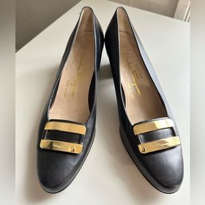 Vintage Ferragamo size 9 black leather & gold buckle pumps very good condition